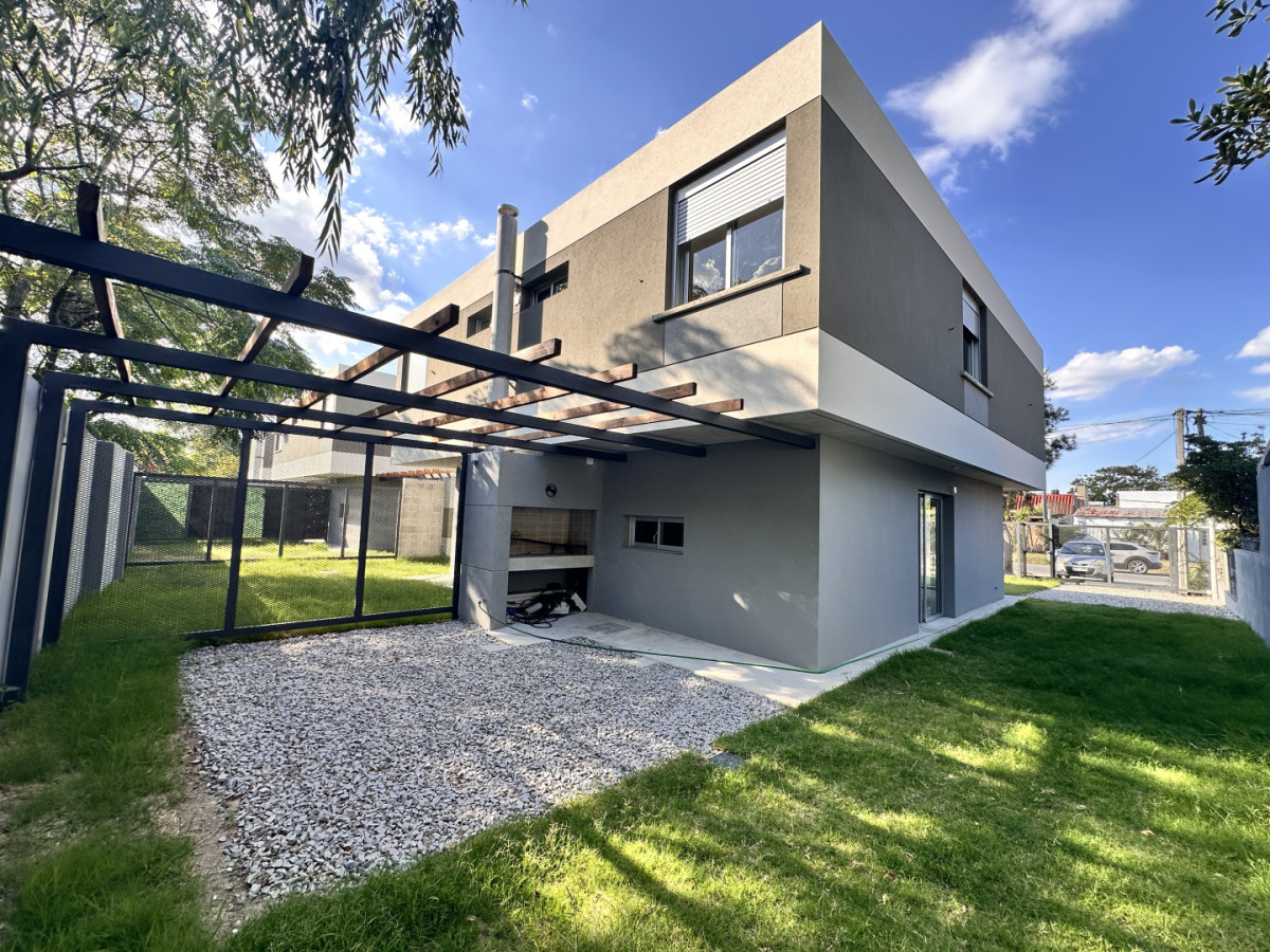 Casa a Estrenar 3 Dormitorios 2 baños con Jardín fondo y Cochera en Solymar Sur Canelones