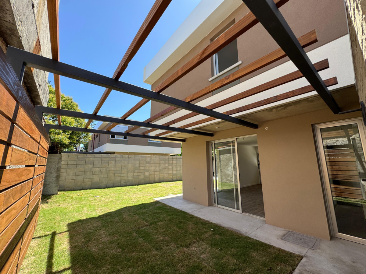 Venta Casa 3 Dormitorios en Ciudad de la Costa - Jardín Privado - Ley de Vivienda Promovida Aptas Banco Cochera Doble Canelones