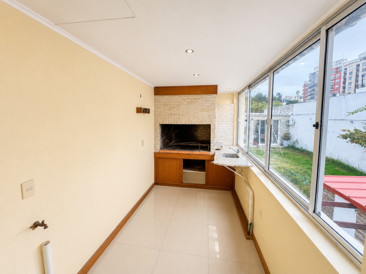 Alquiler Casa Pocitos 3 dormitorios 3 baños Terraza con parrillero Ideal Vivienda o Empresa Pocitos Montevideo