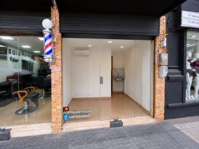 Alquiler Local Comercial a la Calle Frente a Tres Cruces Montevideo