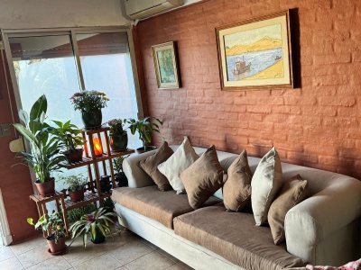 VENDO APARTAMENTO, 2 DORMITORIOS, BALCON CON PARRILLERO, COCHERA, CENTRO, MALDONADO 