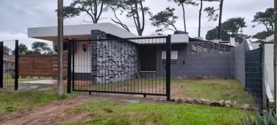 VENDO CASA, 3 DORMITORIOS, 2 BAÑOS, GARAGE, PARRILLERO, PUNTA DEL ESTE, MALDONADO 