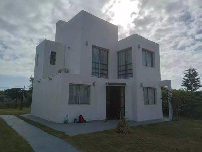 VENDO CASA, 2 DORMITORIOS, 2 BANOS, COCHERA, PATIO, BALNARIO BUENOS AIRES, MALDONADO 