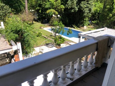 VENDO CASA, 4 DORMITORIOS, 3 BANOS, BALCÓN, GARAJE, PATIO, PUNTA DEL ESTE, MALDONADO.