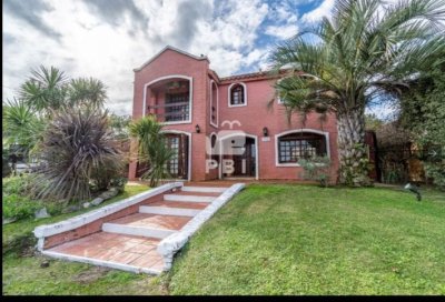 VENDO CASA, 5 DORMITORIOS, 4 BANOS, PISCINA, BALCON, PATIO, BARBACOA, TIO TOM, PUNTA BALLENA, MALDONADO 