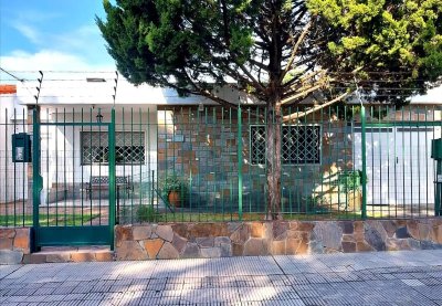VENDO CASA, 3 DORMITORIOS, GARAGE, PATIO, APARTAMENTO Y TALLER AL FONDO, PRADO, MONTEVIDEO