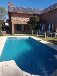 Alquilo casa anual, 3 dormitorios, 3 baños, piscina, Jardines de Córdoba, Punta del este, Maldonado.