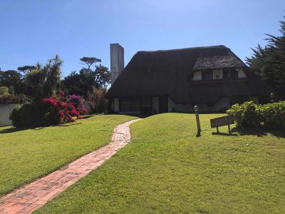 Alquilo casa, 4 dormitorios, 3 baño, Punta del este, Maldonado.