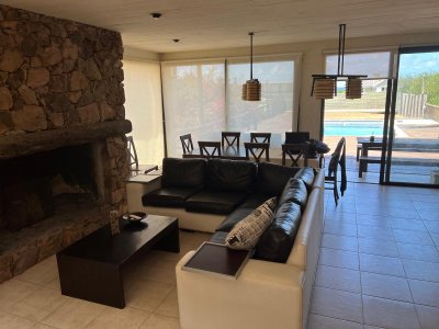 VENDO CASA, 5 DORMITORIOS, 5 BANOS, TERRAZA, PISCINA, PATIO, COCHERA PARA 12 AUTOS, LA BARRA, MALDONADO