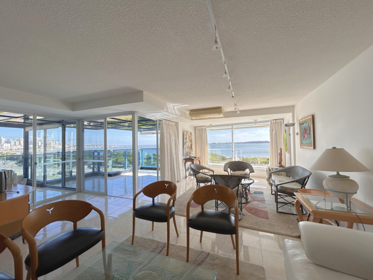 Apartamento en Venta en Playa Mansa - 3 Dormitorios + dep