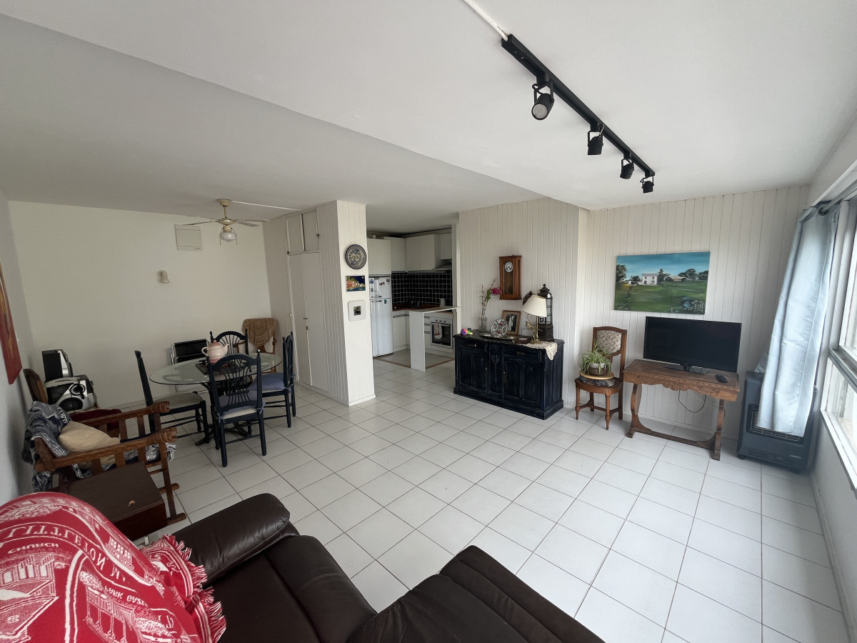 1 Dormitorio y medio en Peninsula.
