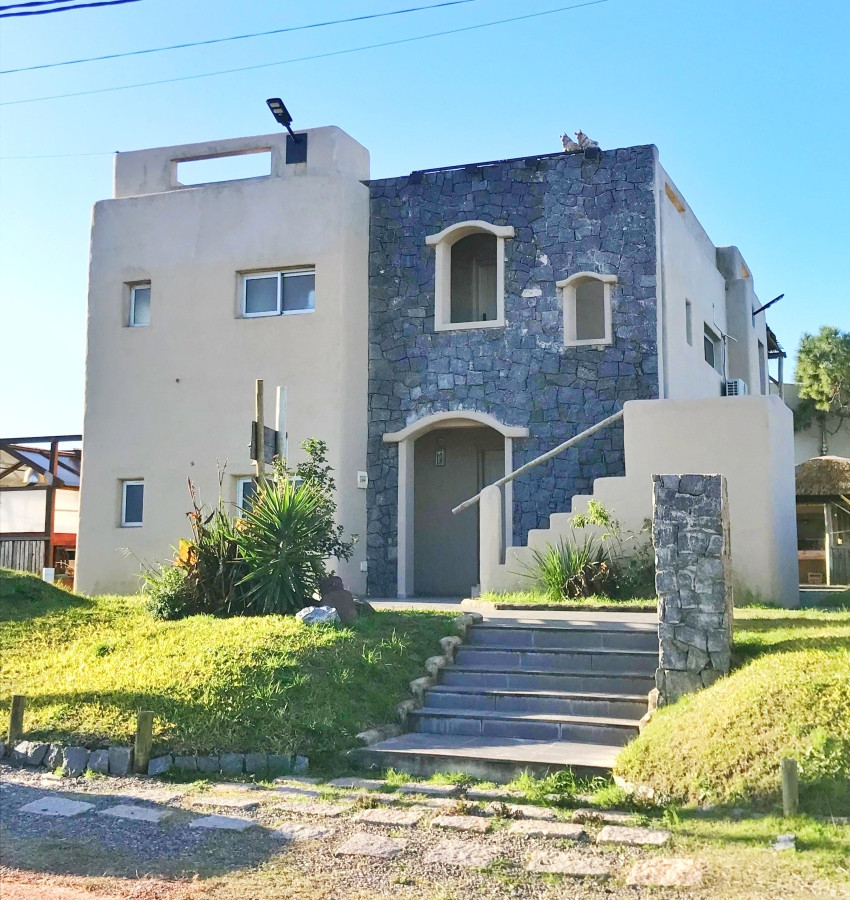 Hermoso Complejo De 4 Apartamentos Con Piscina En Punta Del Diablo