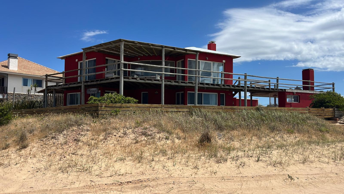 Casa en Venta Frente al Mar en La Viuda - Punta del Diablo