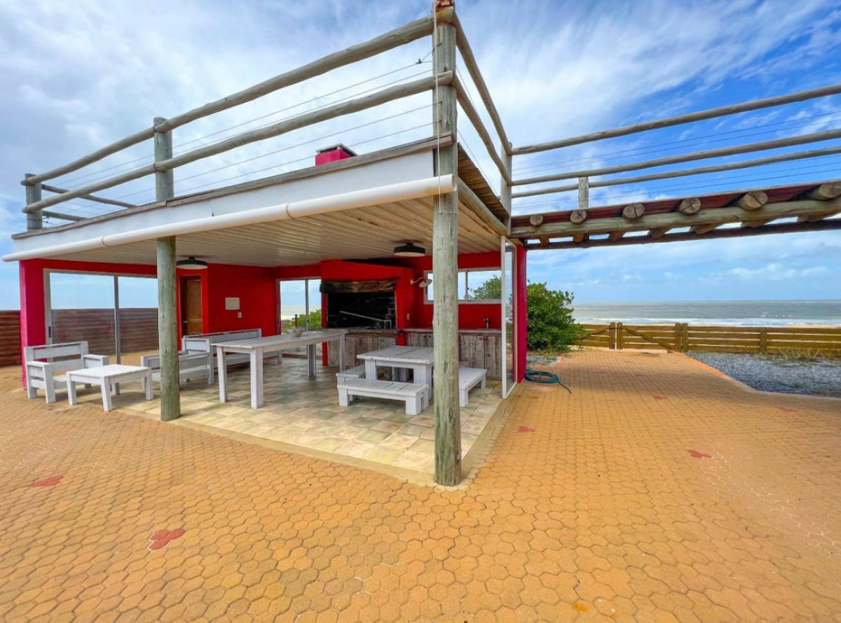 Casa en Venta Frente al Mar en La Viuda - Punta del Diablo