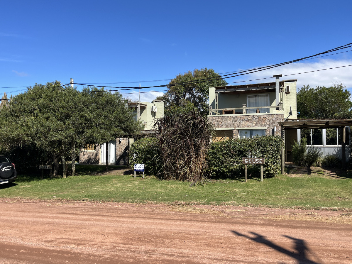 Dos Hermosas casas en Pleno Barrio Rivero - Punta del Diablo