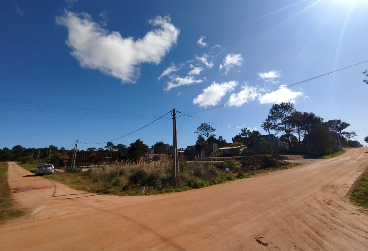 Terreno esquinero con buena ubicación - Punta del Diablo 