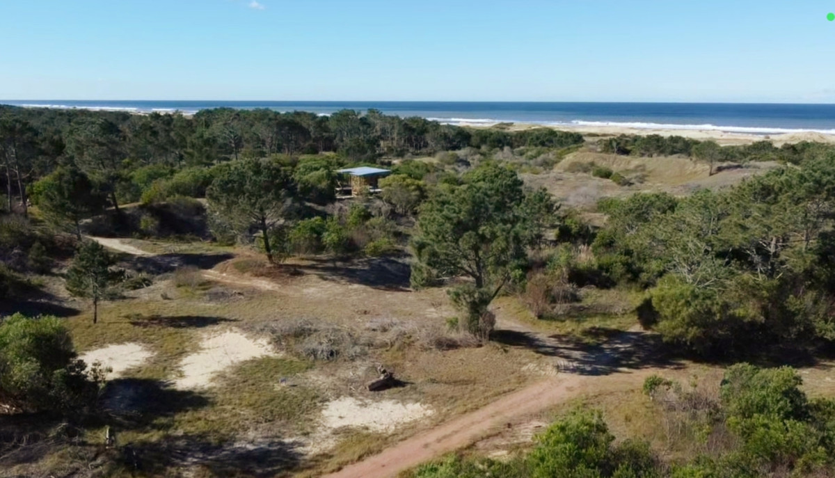 La Esmeralda. Terreno nivelado y limpio a metros de la playa.