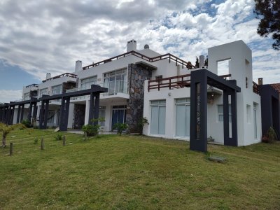 Alquilo casa de 3 Dormitorios en Colinas de Manantiales 