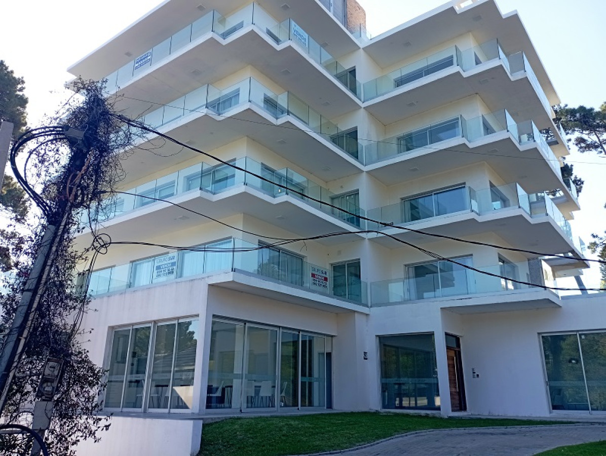 Moderno departamento muy soleado con amplias terrazas y vista al mar