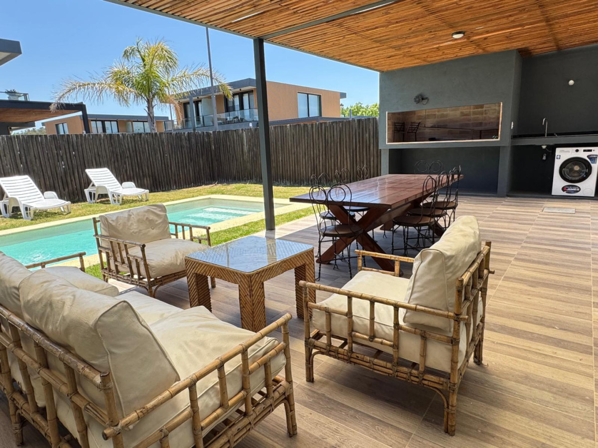 Si sueñas con una propiedad en un barrio cerrado, con piscina propia, amplio parrillero techado con un living exterior esta es tu mejor inversión