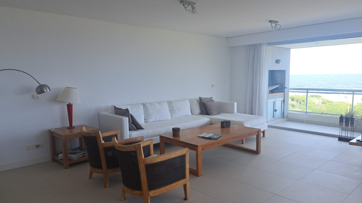 Apartamento 4 dormitorios en suite frente a Playa Brava