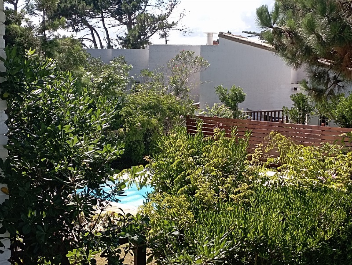 Gran casa reciclada a metros del mar con una linda vista del mar en Rncón del Indio 