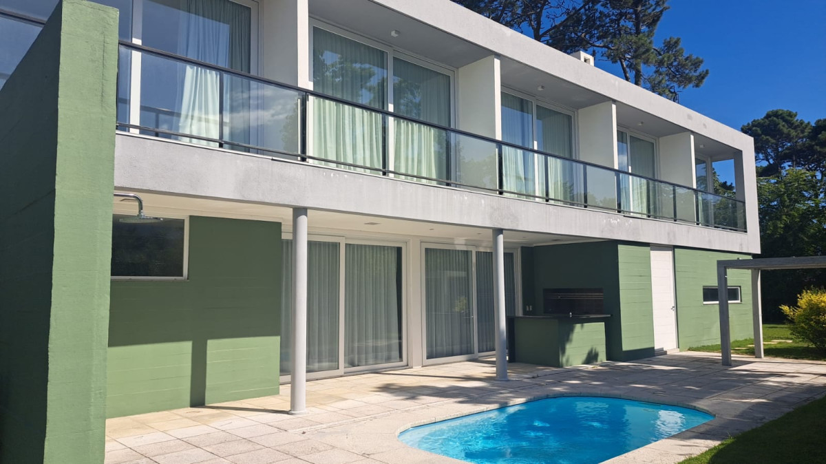 Hermosa residencia con amplios ambientes en Barrio Privado