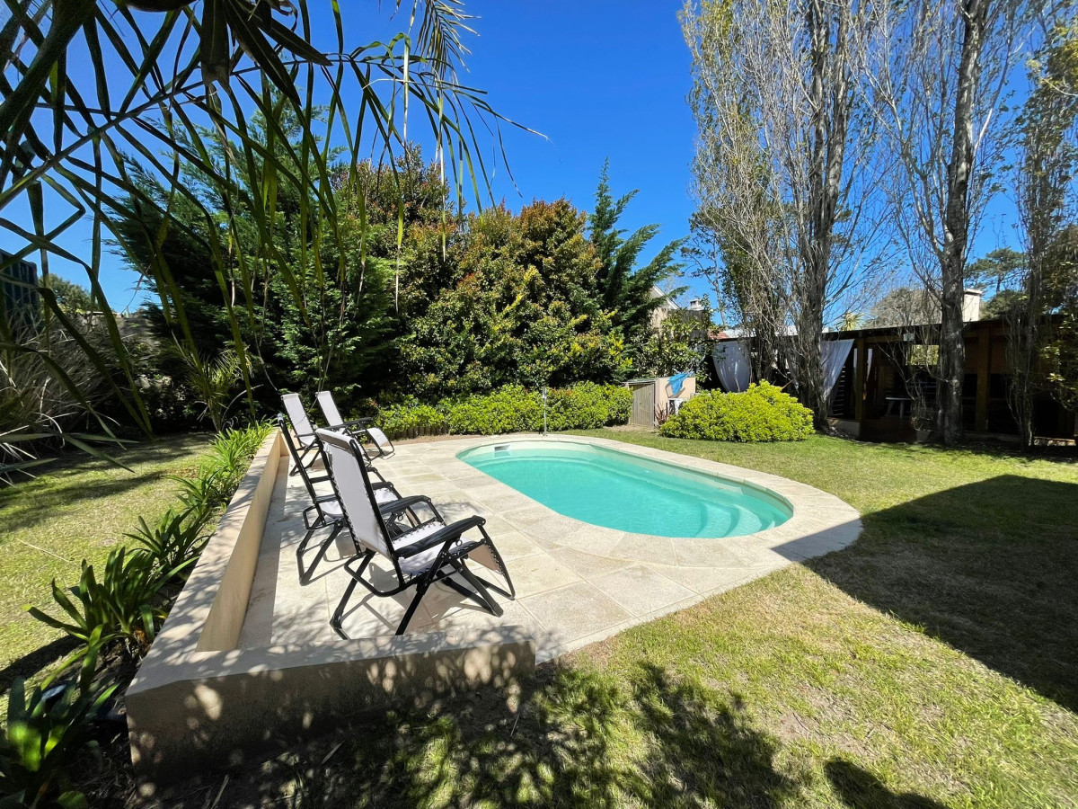 Decidite a veranear en esta amplia propiedad que lo tiene todo; con piscina, hermoso parrillero techado, cerco perimetral y cocheras 