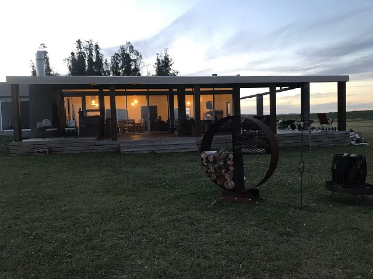 Fantástica chacra con estilo minimalista y vistas a las sierras y Laguna del Sauce