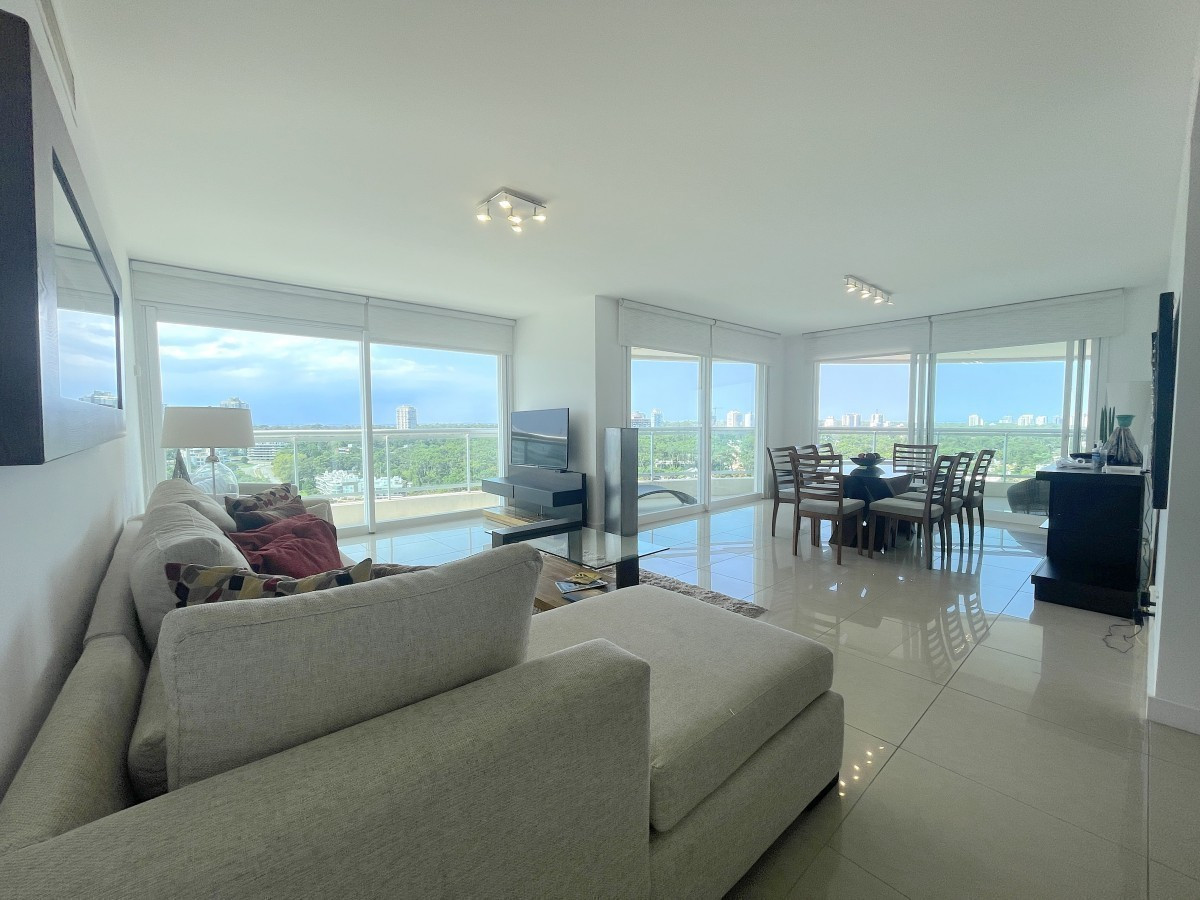 Apartamento en venta en torre de lujo en Playa Mansa de Punta del Este. 