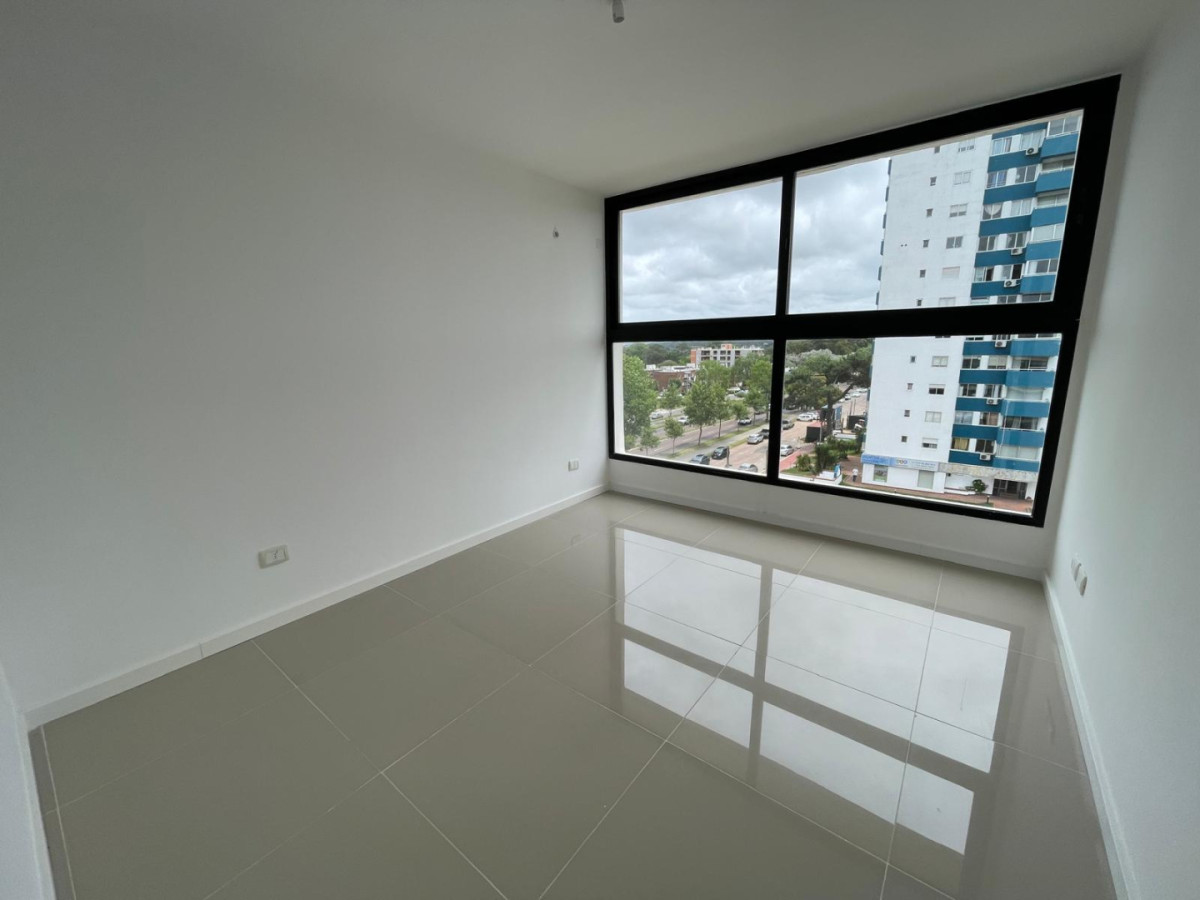 1 dormitorio con vista a la ciudad