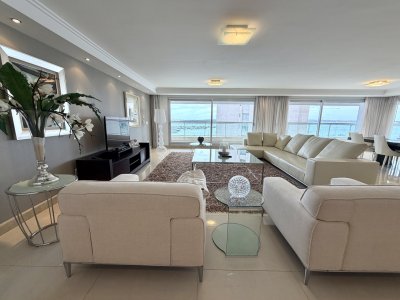 Apartamento de 4 dormitorios más dep. de servicio con vista al puerto de Punta del Este 