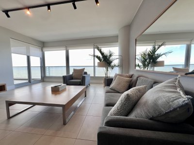 Le Parc 2 dormitorios y dependencia. Playa Brava. Piso alto. Punta del Esta. 