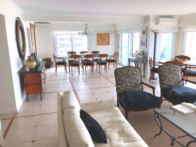 Apartamento en venta 3 dormitorios y servicio, vista al mar  - Playa Mansa