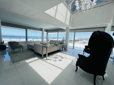 Exclusivo apartamento en venta  de categoría con 4 suites. Vista al mar 