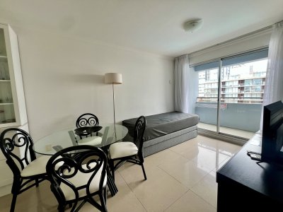 Apartamento en venta de un dormitorios con terraza y parrilla de uso exclusivo. Península Punta del este.  