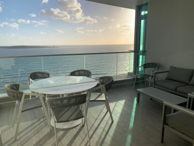 Apartamento en venta sobre playa mansa de 3 dormitorios 