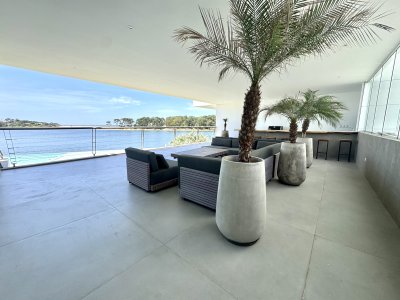 Apartamento de tres dormitorios y dependencia 