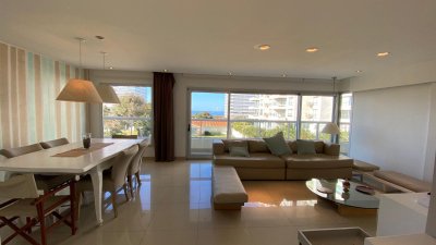 Apartamento en venta de tres dormitorios y dependencia de servicio.  semi piso. Piscina  - Playa Brava Oportunidad!!!