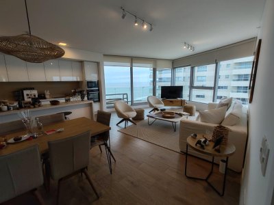 Apartamento en Trump Tower de 2 dormitorios piso alto con vista.