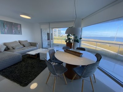 Playa Mansa apartamento en venta 3 dormitorios y servicio.