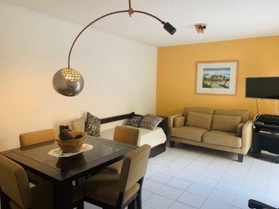 Apartamento de 1 dormitorio en venta con garage. - Península-Punta del Este.