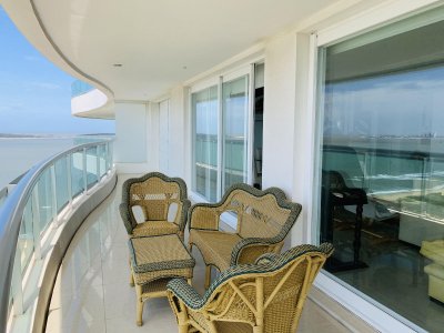 Apartamento en venta 4 dormitorios y servicio. Torre Aquarela. Playa Mansa