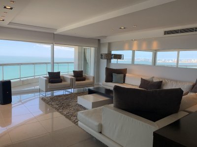 Aquarela en venta. Apartamento 4 dormitorios vista al mar piscina   Mansa Punta del Este.-