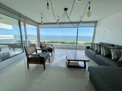 Lumiere apartamento Playa Mansa frente al mar 4 dormitorios y gran terraza vista al mar y piscina en venta