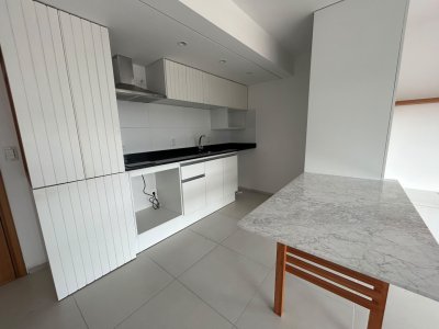 Apartamento en alquiler anual de 2 dormitorios y 1 baño. 