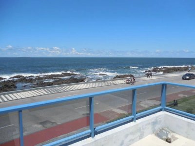 Apartamento de tres dormitorios en venta  parrilla propia vista al mar - Península  Punta del Este .