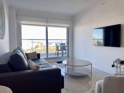 Miami Boulevard en venta, apartamento piso alto con vista y todos los amenitis. 2 Dormitorios y parrilla propia. Punta del Este