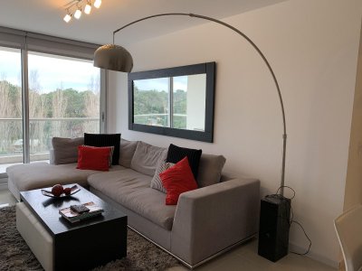 Apartamento  - alquiler - 2 dormitorios - 2 baños - servicios Punta del Este