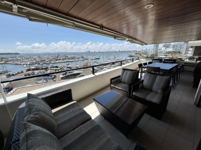 Apartamento en venta de 3 dormitorios mas dep. frente al puerto de Punta del Este.